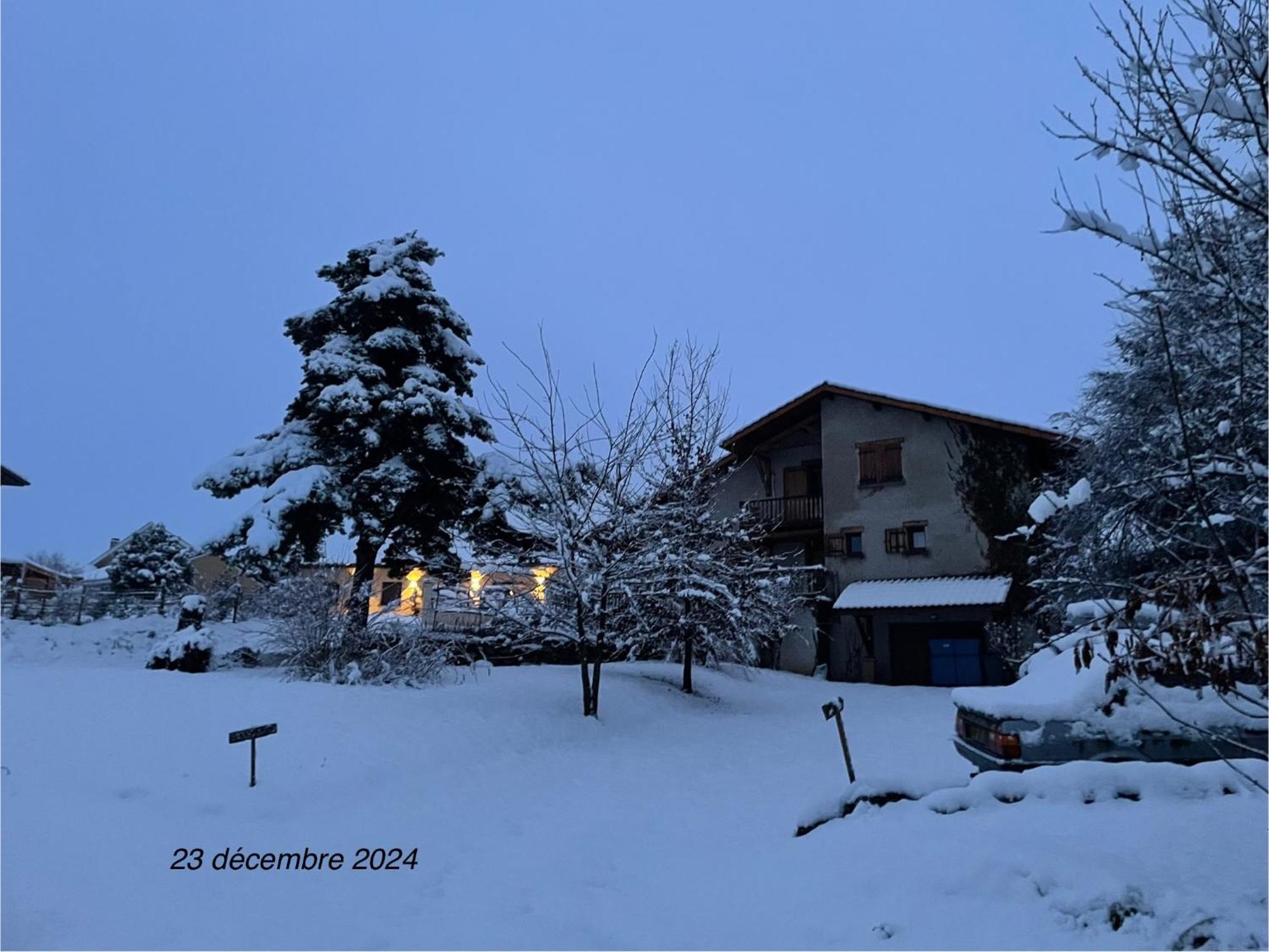 Appartement Dans Maison Brié-et-Angonnes Extérieur photo